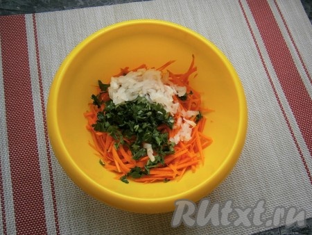 Добавить к моркови измельчённую петрушку и отжатый от воды лук.
