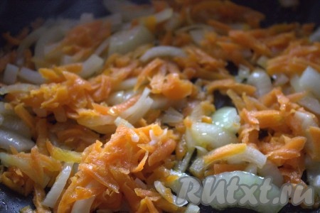 В разогретую с растительным маслом сковороду выложить оставшийся нарезанный лук, затем добавить оставшуюся морковку, обжарить овощи на среднем огне минут 5-7, периодически помешивая.
