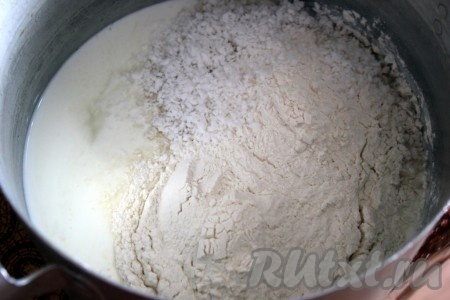 Соединить кефир с содой, добавить сахар, кокосовую стружку и муку.
