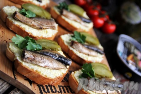 Бутерброд со шпротами и огурцом на черном хлебе пошаговый рецепт с фото пошагово классический