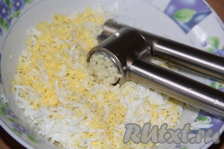 В получившуюся яично-сырную массу добавить пропущенный через пресс чеснок.
