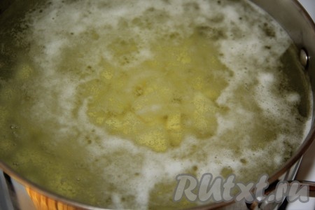 2 литра воды влить в кастрюлю, поставить на огонь, после закипания воды выложить нарезанный картофель.
