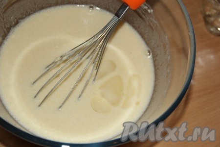 Оставить тесто на 15 минут, затем добавить растительное масло и перемешать. Тесто для блинов, замешанное на картофельном отваре, получится не густым!
