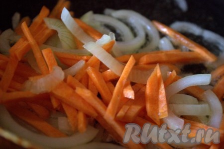 На небольшом огне в разогретой сковороде с добавлением растительного масла обжарить лук в течение 3-4 минут, иногда перемешивая. Затем в сковороду добавить морковь, перемешать и обжарить овощи 3-4 минуты, не забывая иногда перемешивать.
