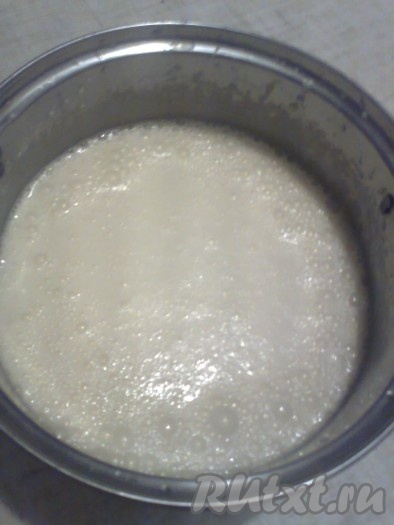 Тёплое растопленное масло вливаем к молоку и дрожжам. Туда же добавляем взбитые с сахаром яйца.
