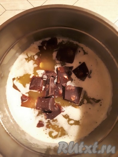 Все продукты для приготовления брауни должны быть комнатной температуры. Тыквенное пюре можно приготовить заранее, для этого кусочки тыквы, очищенные от кожуры, необходимо запечь в духовке, а затем пюрировать блендером. Растопить в сотейнике сливочное масло, снять с огня, добавить поломанный на кусочки шоколад и подождать, чтобы шоколад растопился, перемешать, дать остыть до тёплого состояния.
