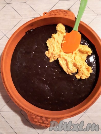 В форму для выпечки выложить шоколадное тесто. Затем равномерно разложить творожно-тыквенную начинку.
