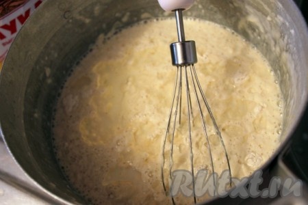 В тёплое молоко добавить сахар, яйца, муку, соль и растительное масло, тщательно перемешать венчиком (или миксером) получившееся тесто. Блинное тесто получится не густым.