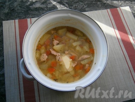 Варить суп с сёмгой ещё 10 минут. Добавить кусочек сливочного масла, дать ему расплавиться.
