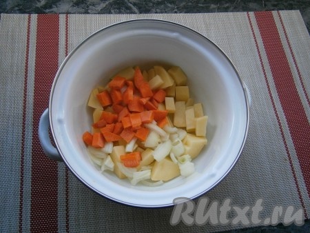 Картофель, морковку и лук почистить, нарезать кубиками (или кусочками) и поместить в кастрюлю.
