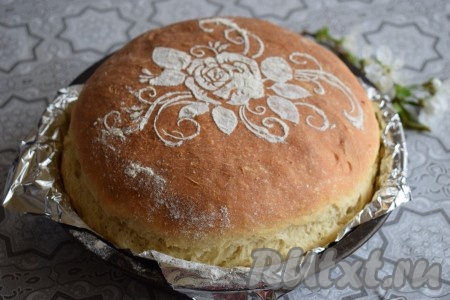 Домашний дрожжевой хлеб, замешанный на кефире, получается таким красивым, высоким и вкусным, что устоять и не попробовать его просто невозможно.
