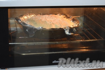 Подошедший хлеб отправляем в разогретую духовку и выпекаем, примерно, 40-45 минут (ориентируйтесь по своей духовке) при температуре 190 градусов.
