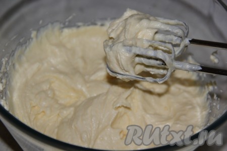 Взбивать, пока весь заварной крем не окажется в общей массе крема. Крем для торта "Мимоза" готов!
