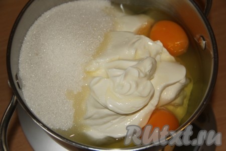 Для приготовления крема соединить в кастрюле сметану, яйца, сахар, ванилин, сок лимона.
