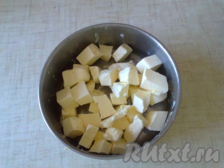 Вначале замесим тесто. Для начала из холодильника достаньте 200 грамм сливочного масла, чтобы оно нагрелось и стало мягким. Для удобства можно нарезать его на небольшие кусочки.
