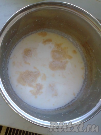 Для приготовления теста в большой глубокой посуде (у меня посуда ёмкостью 5 литров) смешайте тёплую воду, молоко и 1 столовую ложку сахара. Разведите дрожжи в смеси тёплой воды, молока и сахара (температура смеси молока и сахара должна быть не более 40 градусов). Если в качестве дрожжей или муки вы не уверены, возьмите вместо 25 грамм дрожжей большее количество, например, 40 грамм. Если используете сухие дрожжи, то понадобится 7 грамм. Накройте посуду и поставьте в тёплое место минут на 15-20 (до появления и поднятия пенной шапочки). 
