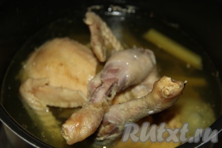 Курицу, сваренную в мультиварке (или кастрюле), оставить под закрытой крышкой в бульоне на 2-3 часа. 