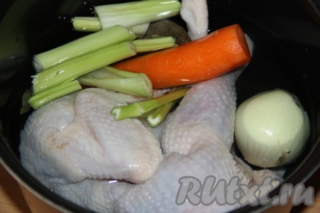 Курицу для приготовления заливного можно сварить в мультиварке или кастрюле. Курочку вымыть. Выложить курицу в чашу мультиварки (или в кастрюлю подходящего размера), добавить очищенные лук и морковь, крупно нарезанные стебли сельдерея, влить 1 литр воды, закрыть крышку мультиварки, выставить на 2 часа режим 