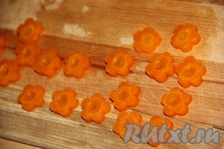 Из варёной моркови, которая варилась вместе с курицей, вырезать цветочки (или звёздочки). 