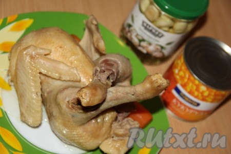 Курицу достать и отделить мясо от костей и шкуры. Мясо нарезать на кусочки.
