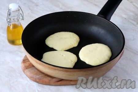 Сковороду с антипригарным покрытием отправьте на огонь и хорошо прогрейте. Масло добавлять не нужно. С помощью столовой ложки выложите тесто, формируя круглые оладьи желаемого диаметра. 
