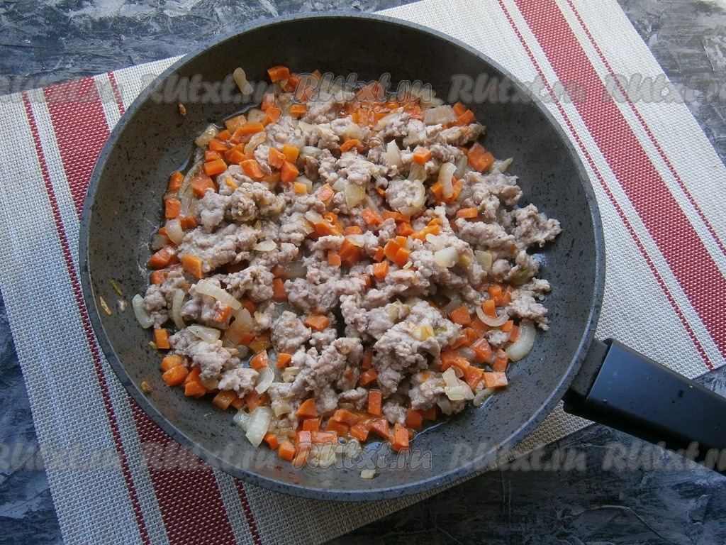 Гречка с фаршем и грибами на сковороде