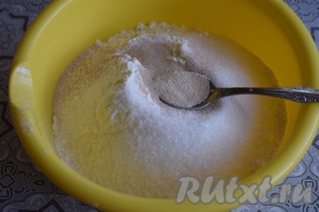 Для приготовления теста просеиваем в миску муку, добавляем соль, сахар, сухие дрожжи и перемешиваем.
