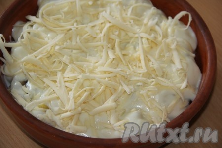 Твёрдый сыр натереть на тёрке и посыпать сверху наше блюдо.
