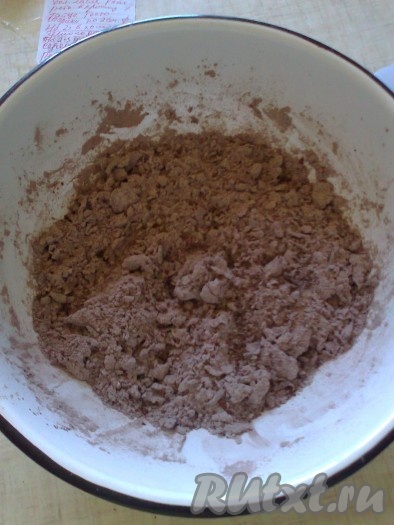 Сначала приготовим тесто. Я готовила половину порции. Для этого надо просеять муку, какао, добавить 0,5 чайной ложки разрыхлителя, щепотку соли, сахарную пудру, перемешать и добавить холодное сливочное масло, нарезанное кусочками (если масло из морозилки, то можно его натереть на тёрке), растереть всё в крошку,
