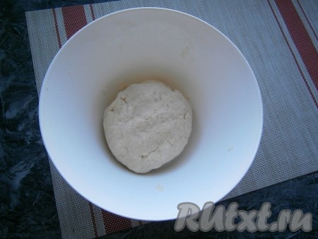 Быстро замесить плотное тесто, которое вначале будет рассыпаться, но затем от теплоты рук оно свободно соберётся в ком. Тесто поместить в целлофановый пакет и отправить в холодильник на 30-40 минут.

