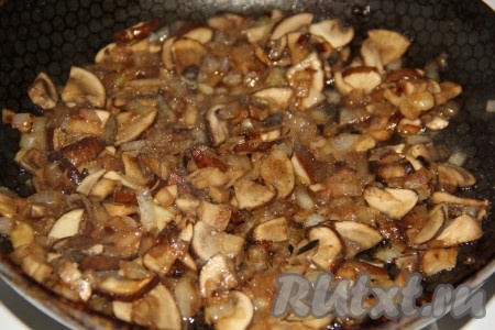 Обжарить грибы с луком в течение 5 минут на среднем огне, иногда помешивая, добавить соль и специи по вкусу (я добавила щепотку специй микс и 1/2 чайной ложки соли).
