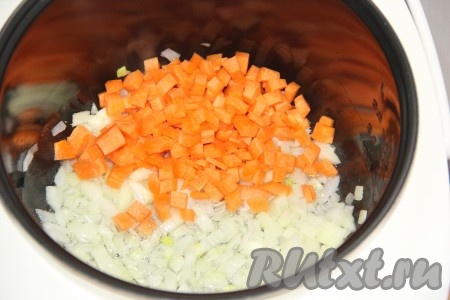 Морковь нарезать на мелкие кубики (можно натереть на крупной тёрке), выложить в чашу мультиварки к обжаренному луку.
