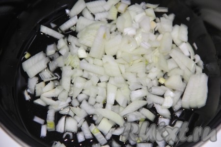 Лук и морковь почистить. В чашу мультиварки влить 2 столовые ложки растительного масла, выложить мелко нарезанный лук.
