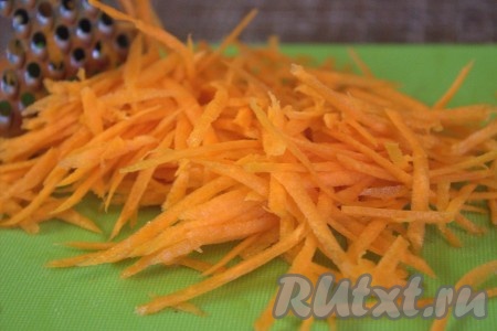 Свежую крупную морковку вымыть, очистить и натереть на тёрке среднего размера (или нарезать тонкой соломкой). 