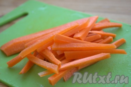 Морковь вымыть, очистить и тонко нарезать.
