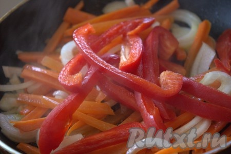 В сковороду к луку и моркови добавить нарезанный болгарский перец.
