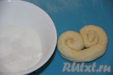 Для обсыпки соединить сахар и ванильный сахар, хорошо перемешать сахарную смесь. Обвалять творожный кренделёк в сахарной смеси.
