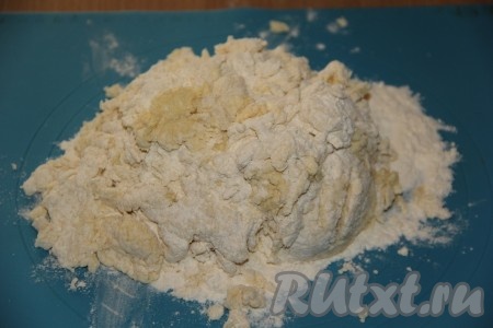 Перемешать тесто ложкой, выложить массу на силиконовый коврик и, постепенно добавляя оставшуюся муку, хорошо вымесить тесто.
