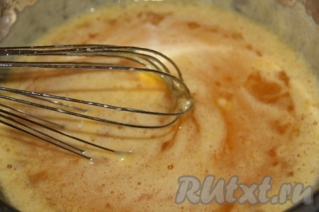В миске смешиваем яичные желтки, сахар, ванильный сахар и муку. 