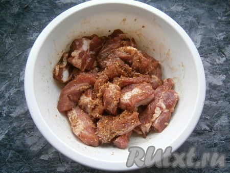 Свиные рёбра нарезать на части, добавить соевый соус, приправу для мяса, хорошо перемешать.
