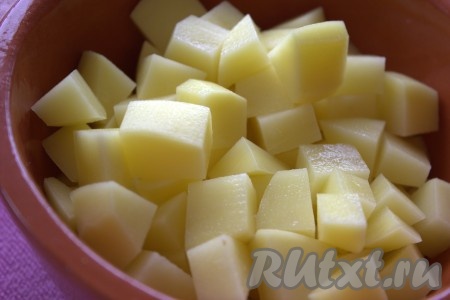 Очистить и нарезать на кубики среднего размера картофель.

