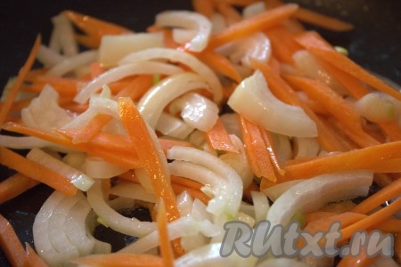 Сковороду хорошо разогреть, влить в сковороду растительное масло и добавить туда морковь. Обжарить морковь в течение 1-2 минуты, не забывая помешивать, на среднем огне. Затем в сковороду к моркови добавить нарезанный лук, перемешать и обжарить овощи до мягкости (в течение 5-7 минут).
