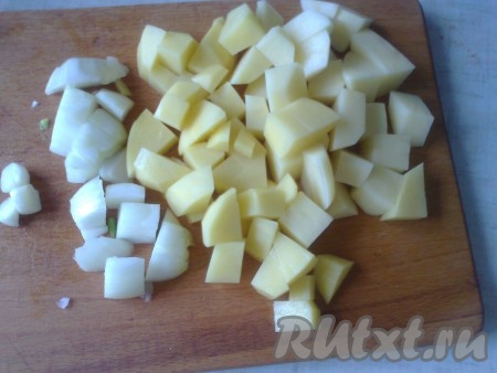 Картофель, чеснок и лук очистить и нарезать на небольшие кусочки. 