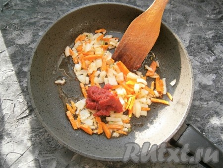 Обжарить овощи в течение 3-5 минут на среднем огне, помешивая, затем добавить томатную пасту.
