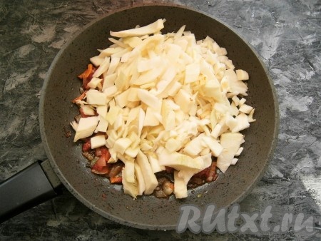 Перемешать, прогреть пару минут и добавить к овощам нарезанную кусочками капусту, посолить её.
