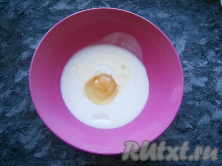 В кефир комнатной температуры вбить сырое яйцо, влить 1 столовую ложку растительного масла и всыпать соль.
