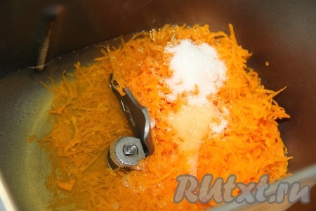 В чашу хлебопечки выложить натёртую тыкву (или морковь), влить тёплую воду (температура не выше 40 градусов), всыпать соль и сахар.
