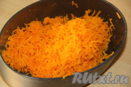 Очищенную тыкву (или морковь) натереть на мелкой тёрке. Для приготовления нам понадобится 100 грамм натёртой тыквы (или моркови).
