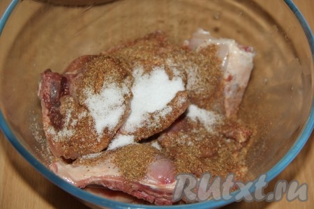 С куриных бёдер снять кожу. Выложить бёдрышки в миску, добавить соль и специи.

