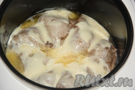 Когда куриные бёдра протушатся в мультиварке 20 минут, добавить к ним плавленный сыр и чеснок.
